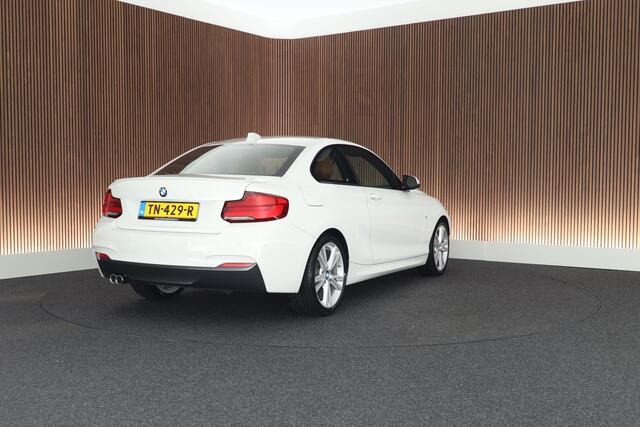 BMW 2-SERIE Coupé 220i 184pk High Executive M-Sport Panoramadak Leder LED Stoelverwarming Navigatie