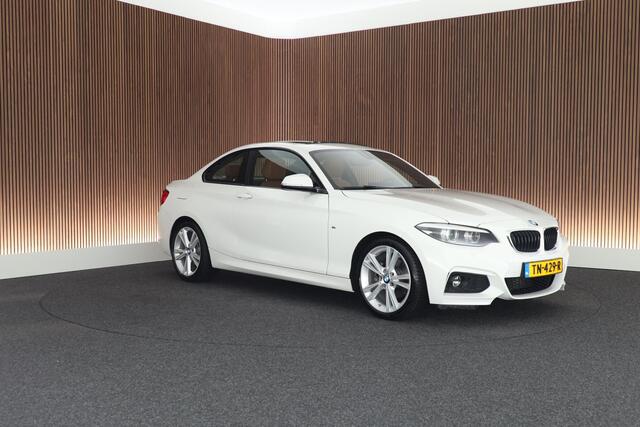 BMW 2-SERIE Coupé 220i 184pk High Executive M-Sport Panoramadak Leder LED Stoelverwarming Navigatie