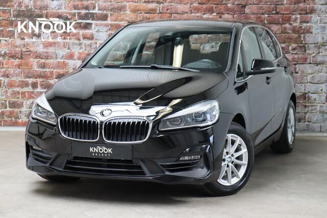 BMW 2-SERIE Active Tourer 218i Executive Automaat / Navigatie / Trekhaak / Achteruitrijcamera / Climate Control / Sportstoel / Cruise Control / Bluetooth / Chrome Line / 16 Inch / Parkeerassistent / LED