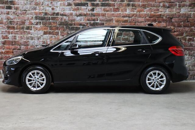 BMW 2-SERIE Active Tourer 218i Executive Automaat / Navigatie / Trekhaak / Achteruitrijcamera / Climate Control / Sportstoel / Cruise Control / Bluetooth / Chrome Line / 16 Inch / Parkeerassistent / LED