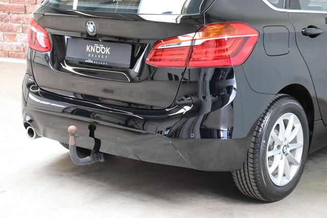 BMW 2-SERIE Active Tourer 218i Executive Automaat / Navigatie / Trekhaak / Achteruitrijcamera / Climate Control / Sportstoel / Cruise Control / Bluetooth / Chrome Line / 16 Inch / Parkeerassistent / LED