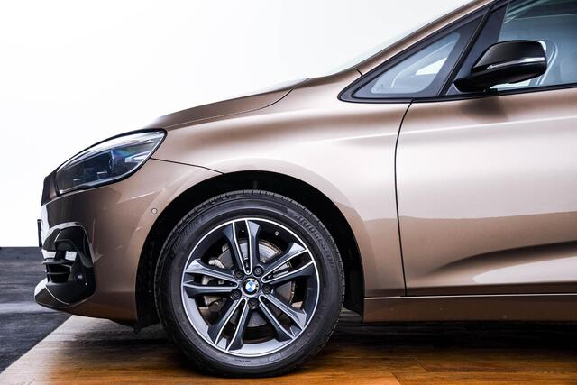 BMW 2-SERIE Active Tourer 218i Executive Sport Line - Panormadak - Trekhaak - Elektrische achterklep - PDC voor/achter - Cruise Control - Active Guard - Sportstoelen - Verstelbare achterbank - Armsteun voor -