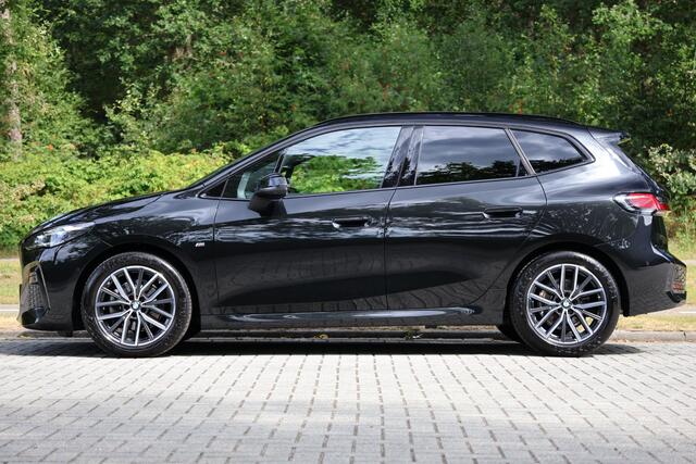 BMW 2-SERIE Active Tourer 218i M-Sport | Pano | HUD | H&K | Drive ass Pro | Massage | 360 Cam | Elektr. trekhaak | Stuurverwarming | 18" | Keyless | Elektr. stoel + mem | Etc.
