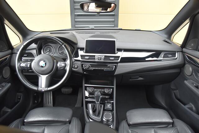 BMW 2-SERIE Active Tourer 220i High Executive * Sportline * Head-up * Panoramadak * Sportstoelen * M-Stuurwiel * Trekhaak *