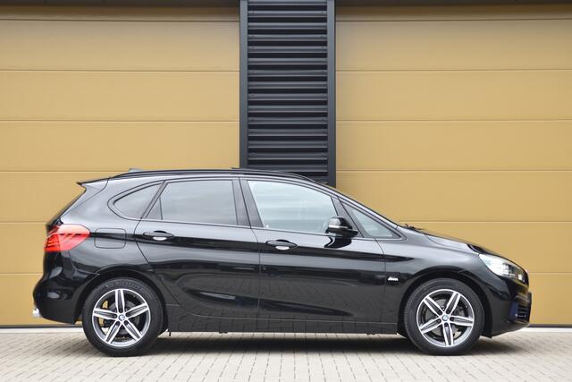 BMW 2-SERIE Active Tourer 220i High Executive * Sportline * Head-up * Panoramadak * Sportstoelen * M-Stuurwiel * Trekhaak *