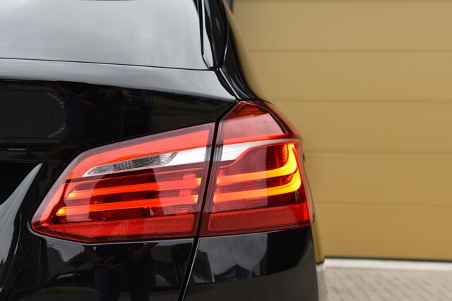 BMW 2-SERIE Active Tourer 220i High Executive * Sportline * Head-up * Panoramadak * Sportstoelen * M-Stuurwiel * Trekhaak *