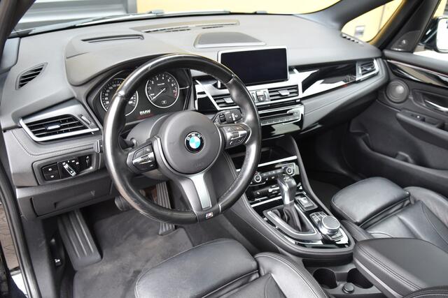 BMW 2-SERIE Active Tourer 220i High Executive * Sportline * Head-up * Panoramadak * Sportstoelen * M-Stuurwiel * Trekhaak *