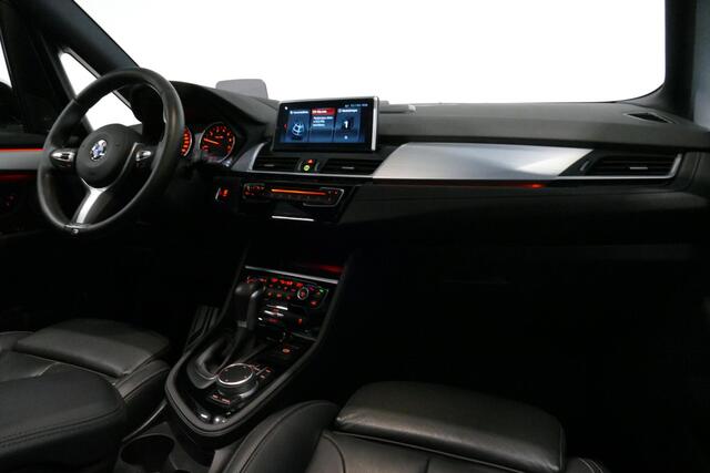BMW 2-SERIE Active Tourer 218i M Sport / Orig. Nederlands / Panoramadak / Elektr. verstelbare voorstoelen (links met memory) / Trekhaak (afneembaar) / Harman Kardon Sound System / Stoelverwarming / Lederen bekleding / HUD / Cruise Control / Navigatie / Elektr. achter