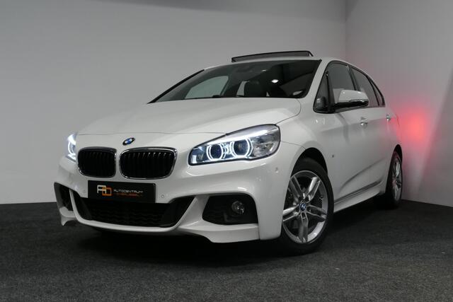 BMW 2-SERIE Active Tourer 218i M Sport / Orig. Nederlands / Panoramadak / Elektr. verstelbare voorstoelen (links met memory) / Trekhaak (afneembaar) / Harman Kardon Sound System / Stoelverwarming / Lederen bekleding / HUD / Cruise Control / Navigatie / Elektr. achter