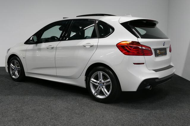 BMW 2-SERIE Active Tourer 218i M Sport / Orig. Nederlands / Panoramadak / Elektr. verstelbare voorstoelen (links met memory) / Trekhaak (afneembaar) / Harman Kardon Sound System / Stoelverwarming / Lederen bekleding / HUD / Cruise Control / Navigatie / Elektr. achter