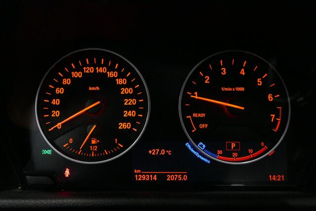 BMW 2-SERIE Active Tourer 218i M Sport / Orig. Nederlands / Panoramadak / Elektr. verstelbare voorstoelen (links met memory) / Trekhaak (afneembaar) / Harman Kardon Sound System / Stoelverwarming / Lederen bekleding / HUD / Cruise Control / Navigatie / Elektr. achter