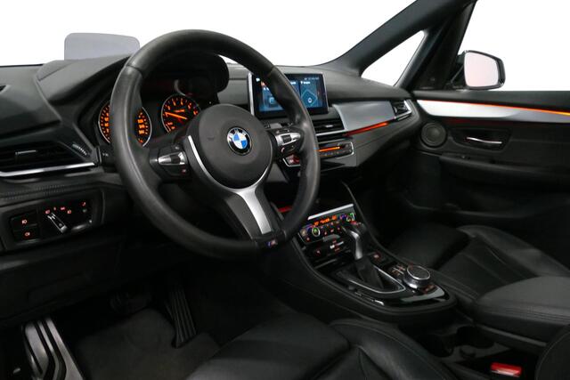 BMW 2-SERIE Active Tourer 218i M Sport / Orig. Nederlands / Panoramadak / Elektr. verstelbare voorstoelen (links met memory) / Trekhaak (afneembaar) / Harman Kardon Sound System / Stoelverwarming / Lederen bekleding / HUD / Cruise Control / Navigatie / Elektr. achter