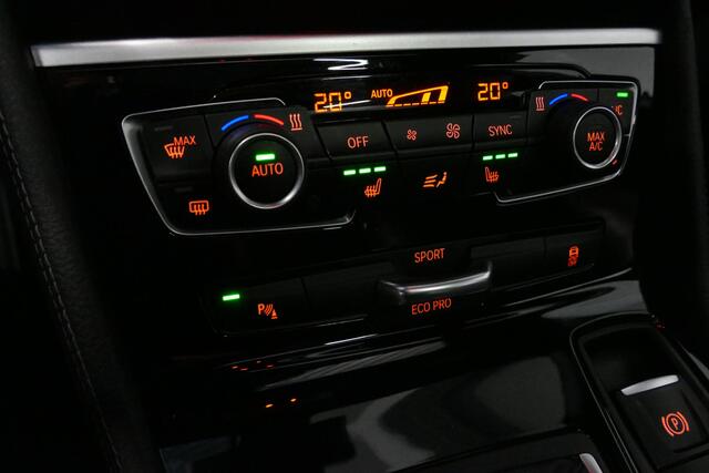 BMW 2-SERIE Active Tourer 218i M Sport / Orig. Nederlands / Panoramadak / Elektr. verstelbare voorstoelen (links met memory) / Trekhaak (afneembaar) / Harman Kardon Sound System / Stoelverwarming / Lederen bekleding / HUD / Cruise Control / Navigatie / Elektr. achter