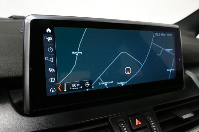 BMW 2-SERIE Active Tourer 218i M Sport / Orig. Nederlands / Panoramadak / Elektr. verstelbare voorstoelen (links met memory) / Trekhaak (afneembaar) / Harman Kardon Sound System / Stoelverwarming / Lederen bekleding / HUD / Cruise Control / Navigatie / Elektr. achter