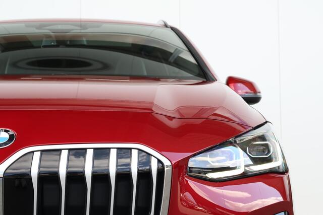 BMW 2-SERIE Active Tourer 220i / M-Sport Pakket / Pano Dak / Elektr. Stoel / Stoelverwarming / Harman Kardon / Comforttoegang /