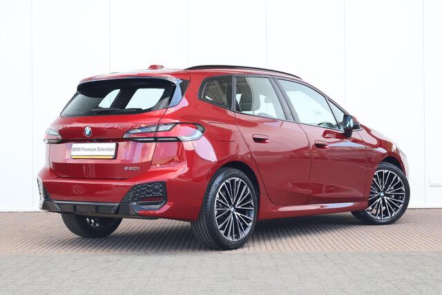BMW 2-SERIE Active Tourer 220i / M-Sport Pakket / Pano Dak / Elektr. Stoel / Stoelverwarming / Harman Kardon / Comforttoegang /