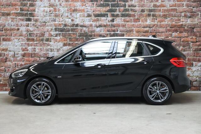 BMW 2-SERIE Active Tourer 218i Executive Sport Line Automaat / Navigatiesysteem / Trekhaak / Sportstoelen / Climate Control / 16 Inch / LED / Parkeersensoren / Hifi / Cruise Control / Lichtpakket / Chrome Line