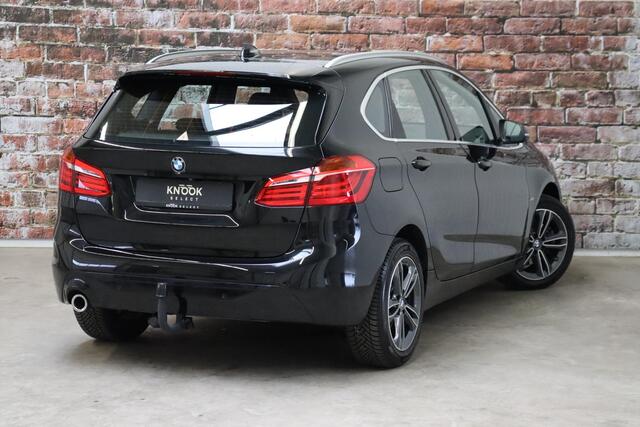 BMW 2-SERIE Active Tourer 218i Executive Sport Line Automaat / Navigatiesysteem / Trekhaak / Sportstoelen / Climate Control / 16 Inch / LED / Parkeersensoren / Hifi / Cruise Control / Lichtpakket / Chrome Line