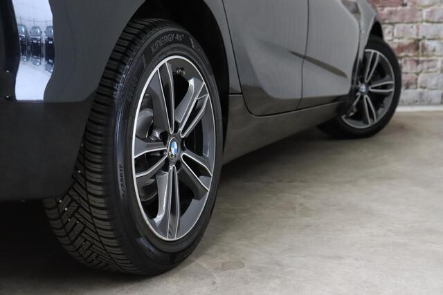 BMW 2-SERIE Active Tourer 218i Executive Sport Line Automaat / Navigatiesysteem / Trekhaak / Sportstoelen / Climate Control / 16 Inch / LED / Parkeersensoren / Hifi / Cruise Control / Lichtpakket / Chrome Line