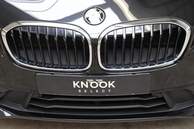 BMW 2-SERIE Active Tourer 218i Executive Sport Line Automaat / Navigatiesysteem / Trekhaak / Sportstoelen / Climate Control / 16 Inch / LED / Parkeersensoren / Hifi / Cruise Control / Lichtpakket / Chrome Line