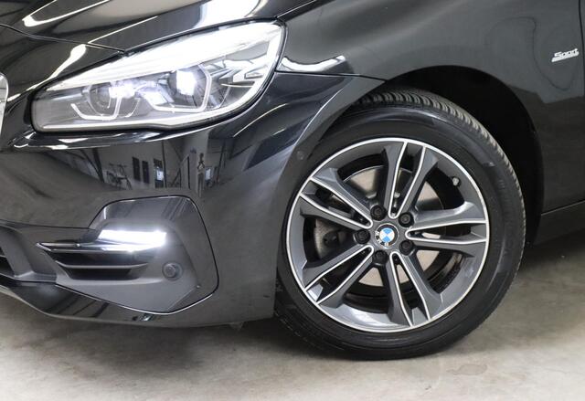 BMW 2-SERIE Active Tourer 218i Executive Sport Line Automaat / Navigatiesysteem / Trekhaak / Sportstoelen / Climate Control / 16 Inch / LED / Parkeersensoren / Hifi / Cruise Control / Lichtpakket / Chrome Line