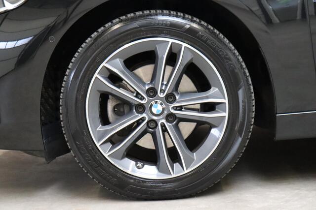 BMW 2-SERIE Active Tourer 218i Executive Sport Line Automaat / Navigatiesysteem / Trekhaak / Sportstoelen / Climate Control / 16 Inch / LED / Parkeersensoren / Hifi / Cruise Control / Lichtpakket / Chrome Line