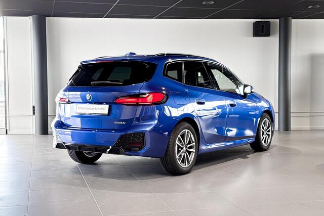 BMW 2-SERIE Active Tourer 220i | M Sport | Glazen Panoramadak | Stoelverwarming | Achteruitrijcamera |