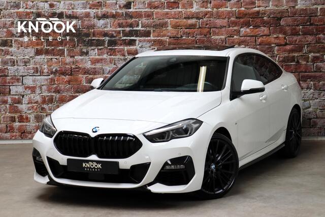 BMW 2-SERIE Gran Coupé 218i High Executive M Sport Pakket Automaat / Live Cockpit Professional / Panoramadak / Parkeerhulpsysteem / Stoelverwarming / DAB / Extra Getint Glas / 19 Inch / Shadow Line / Climate Control / Bluetooth / Lichtpakket / Cruise Control