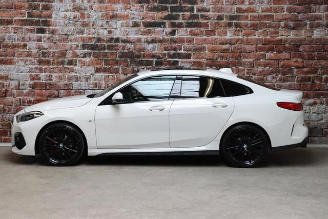 BMW 2-SERIE Gran Coupé 218i High Executive M Sport Pakket Automaat / Live Cockpit Professional / Panoramadak / Parkeerhulpsysteem / Stoelverwarming / DAB / Extra Getint Glas / 19 Inch / Shadow Line / Climate Control / Bluetooth / Lichtpakket / Cruise Control