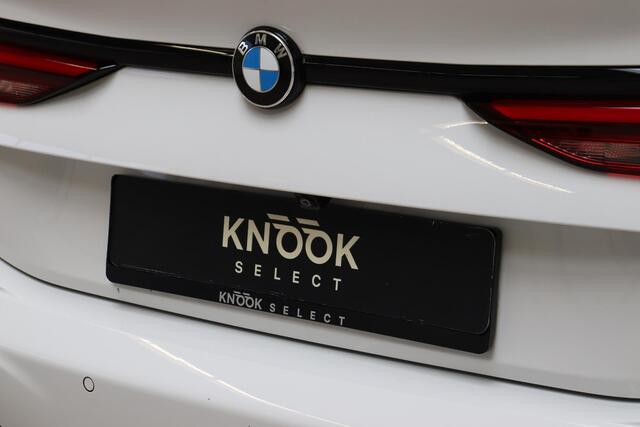 BMW 2-SERIE Gran Coupé 218i High Executive M Sport Pakket Automaat / Live Cockpit Professional / Panoramadak / Parkeerhulpsysteem / Stoelverwarming / DAB / Extra Getint Glas / 19 Inch / Shadow Line / Climate Control / Bluetooth / Lichtpakket / Cruise Control