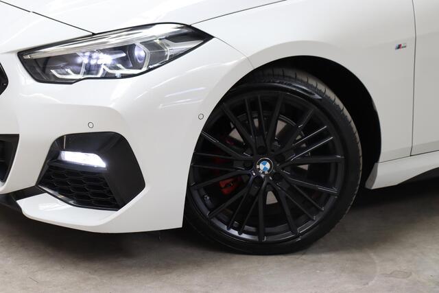 BMW 2-SERIE Gran Coupé 218i High Executive M Sport Pakket Automaat / Live Cockpit Professional / Panoramadak / Parkeerhulpsysteem / Stoelverwarming / DAB / Extra Getint Glas / 19 Inch / Shadow Line / Climate Control / Bluetooth / Lichtpakket / Cruise Control