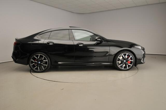BMW 2-SERIE Gran Coupé 220 | M-Sportpakket | LED | Navigatie | Panoramadak | Stoelverwarming | Sportstoelen | DAB | Harman-kardon sound | Alu 19 inch