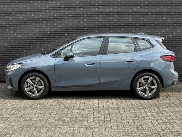 BMW 2-SERIE Active Tourer 220i Automaat / Live Cockpit Professional / Navigatiesysteem / Cruise Control / Leder / Achteruitrijcamera / DAB / Parkeersensoren voor + achter / LED / Climate Control
