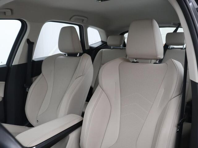 BMW 2-SERIE Active Tourer 220i | Leder | Cruise control | Navigatie | Carplay | Sfeerverlichting | Virtueel dashboard | Camera | Park assist | Trekhaak