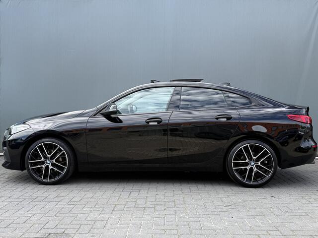 BMW 2-SERIE Gran Coupé BWJ 2021 218i 136 PK Business Edition AUTOMAAT | PANODAK | CARPLAY+ANDROID | NAVI | CLIMA | CRUISE | FULL LED | M-VELGEN | PDC | GETINT GLAS |