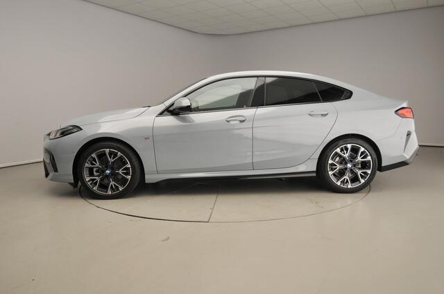 BMW 2-SERIE Gran Coupé 220 | M-Sportpakket | LED | Navigatie | Sportstoelen | Shadow line | DAB | Alu 18 inch