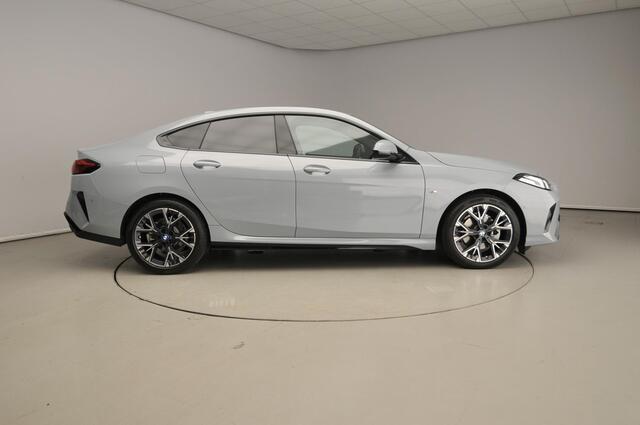 BMW 2-SERIE Gran Coupé 220 | M-Sportpakket | LED | Navigatie | Sportstoelen | Shadow line | DAB | Alu 18 inch