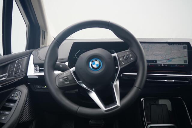 BMW 2-SERIE Active Tourer 225e xDrive | Panoramadak | Harman Kardon | Elektrisch verstelbare stoelen | Trekhaak | Driving Assistant
