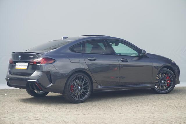 BMW 2-SERIE Gran Coupé 220 | M Sportpakket Pro | Harman Kardon | Elektrisch verstelbare stoelen | M Sportstoelen voor | Trekhaak