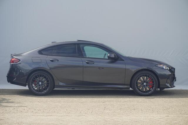 BMW 2-SERIE Gran Coupé 220 | M Sportpakket Pro | Harman Kardon | Elektrisch verstelbare stoelen | M Sportstoelen voor | Trekhaak
