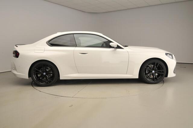 BMW 2-SERIE Coupé 218i | M-Sportpakket | LED | HUD | Sportstoelen | Trekhaak | Stoelverwarming | DAB | Hifi speakers | Alu 19 inch