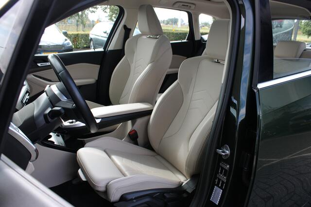 BMW 2-SERIE Active Tourer 218i Luxury Line Automaat / Panoramadak / Trekhaak / Sportstoelen / Achteruitrijcamera / Adaptieve LED / Stoelverwarming