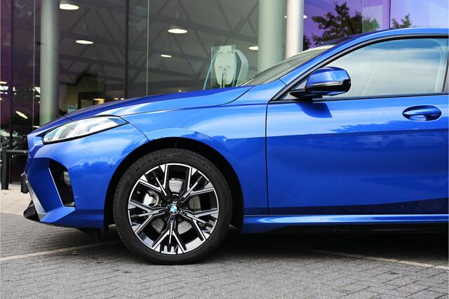 BMW 2-SERIE Gran Coupé 220 M Sport Automaat / Sportstoelen / Achteruitrijcamera / Stoelverwarming / Getint glas