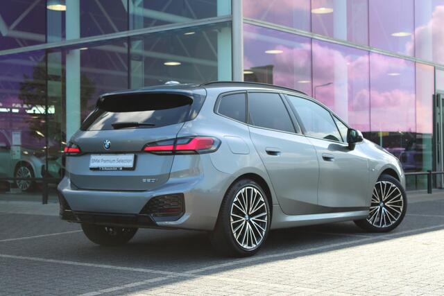 BMW 2-SERIE Active Tourer 220i M Sport Automaat / Trekhaak / Panoramadak / Sportstoelen / Comfort Access / Head-Up / Harman-Kardon / Getint glas