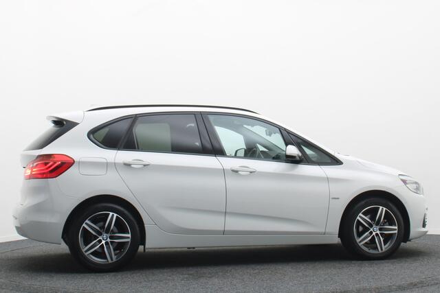 BMW 2-SERIE Active Tourer 218i Corporate Lease Executive LED, Camera, Navigatie, Stoelverwarming, PDC