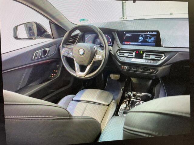 BMW 2-SERIE Gran Coupé 218i Introduction Ed Sport CAMERA / SPORTSTOELEN / LED / CARPLAY / DAB+