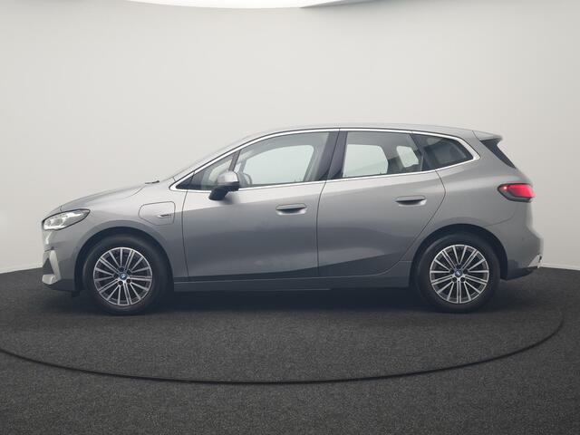 BMW 2-SERIE Active Tourer 225e xDrive Luxury Line PHEV 245pk Dealer O.H. | Trekhaak Af Fabriek | Adaptive Cruise | 360 Camera | Head Up | Lederen Sportstoelen Verwarmd | Sfeerverichting | Keyless | Blis | Apple Carplay | Widescreen Navi | DAB | Plug In Hybrid |
