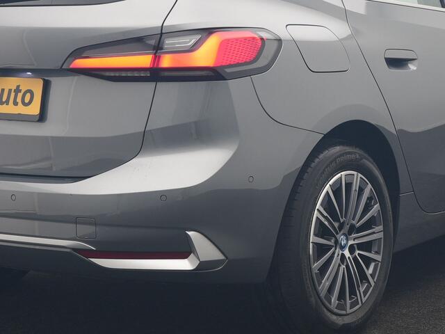BMW 2-SERIE Active Tourer 225e xDrive Luxury Line PHEV 245pk Dealer O.H. | Trekhaak Af Fabriek | Adaptive Cruise | 360 Camera | Head Up | Lederen Sportstoelen Verwarmd | Sfeerverichting | Keyless | Blis | Apple Carplay | Widescreen Navi | DAB | Plug In Hybrid |
