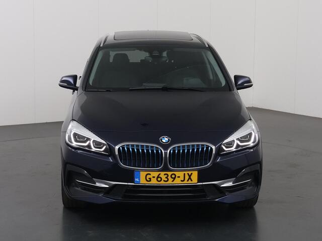 BMW 2-SERIE Active Tourer 225xe iPerformance High Executive | SOH 88% | HUD | Lederen Interieur | Navigatie | DAB | Parkeercamera | Stoelverwarming | Panoramadak | Harman/Kardon | LED | Elek. Achterklep |