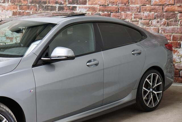 BMW 2-SERIE Gran Coupé 218i High Executive M Sport Pakket Automaat / Panoramadak / Live Cockpit Professional / Stoel- en stuurverwarming / Head-Up Display / Achteruitrijcamera / HiFi / Shadow Line / DAB / Cruise Control / Extra Getint Glas / 18 Inch / Climate Control